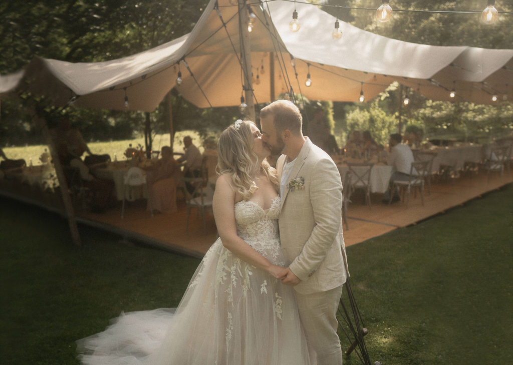Eine Festival Hochzeit mit Tipi Zeit. Direkt im eigenen Garten feiert das Brautpaar. Der Festival Flair und das Tipi Zelt sind einzigartig.