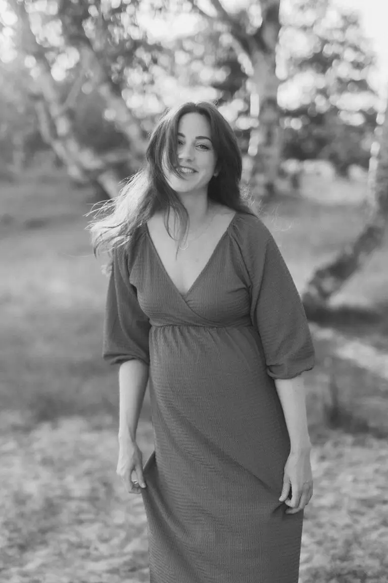 Natürliches Babybauch-Fotoshooting: Schwangere Frau in freier Natur