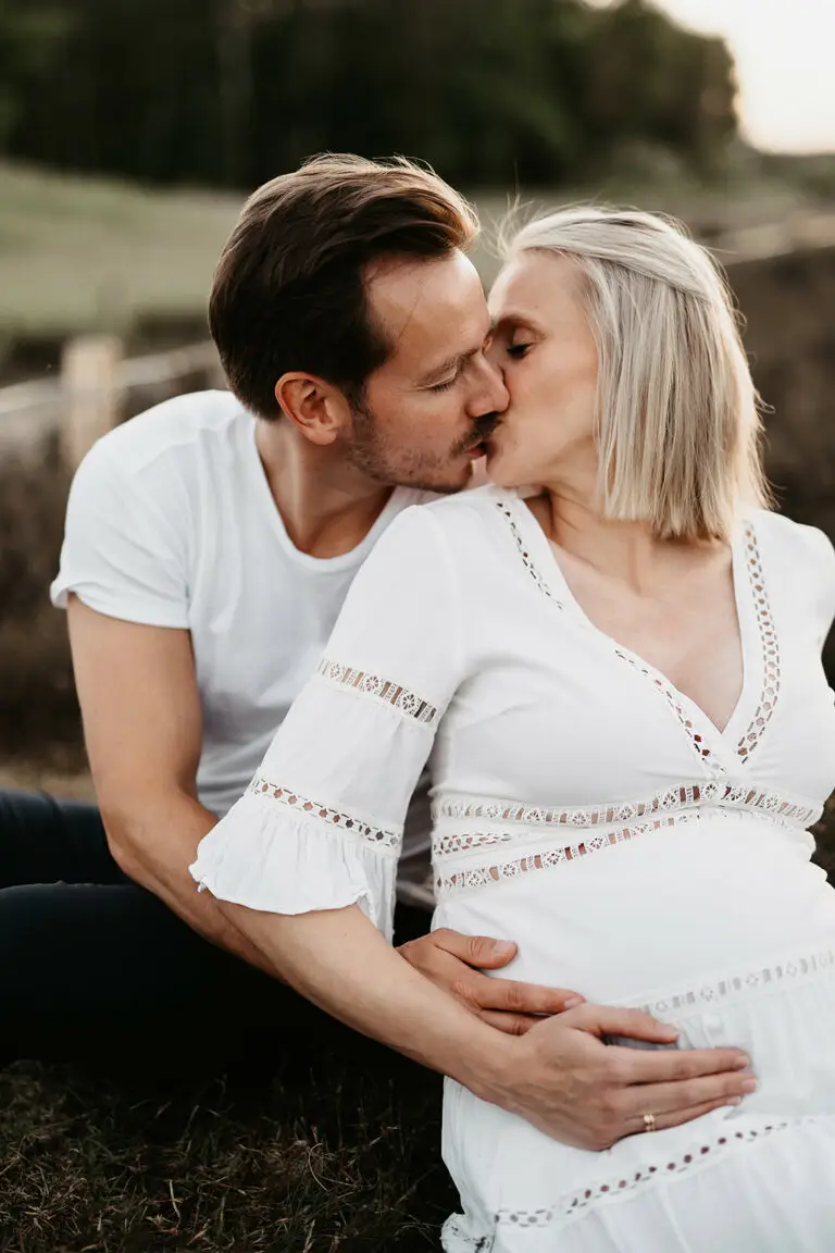Schwangeres Pärchen in der Natur - Babybauchfotografie Hamburg Natur