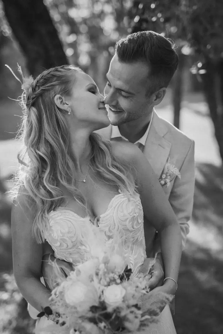 Moderne Hochzeitsfotos Brautpaar Gardasee Italien - Romantische Szene am Ufer